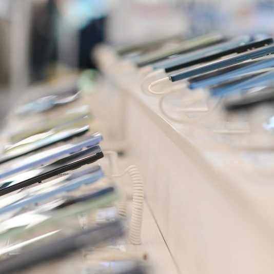 Smartphones in the store. In open access. Phones for sale